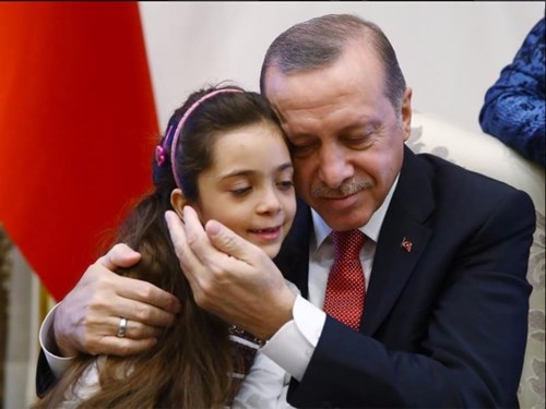 Tổng thống Erdogan xúc động đón  phóng viên nhí  Aleppo